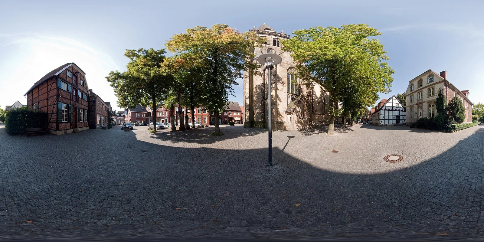 Kirchplatz und St. Lambertus in Ascheberg