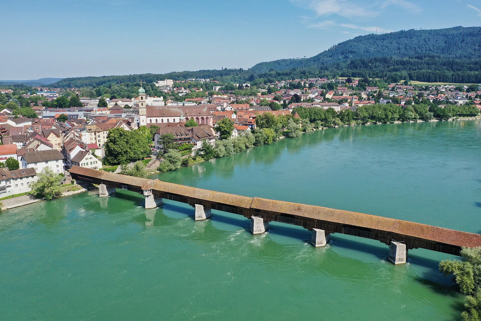 Blick auf die Holzbrücke in Bad Säckingen