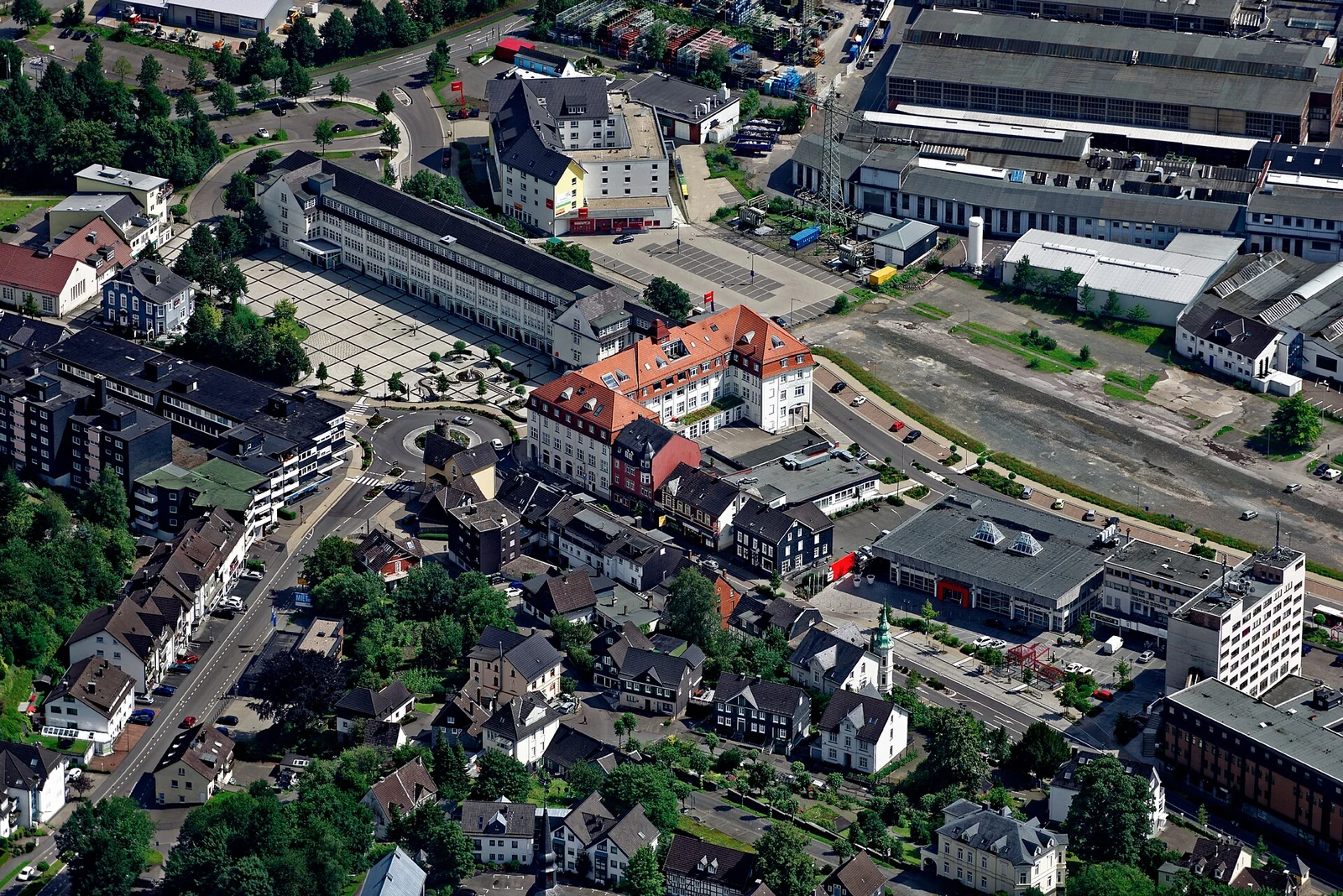 Luftaufnahme von Bergneustadt mit Rathaus und Stadtgebiet