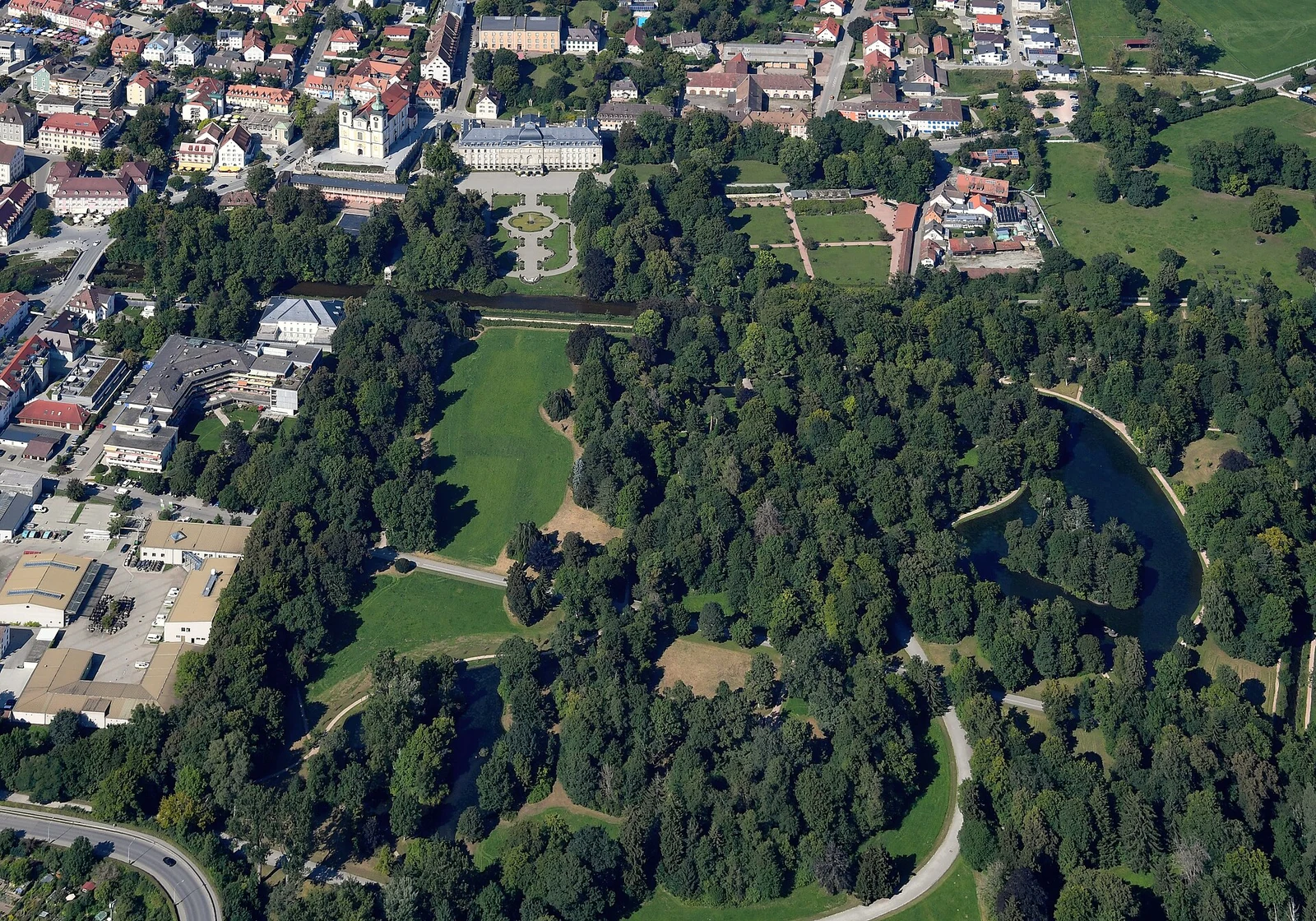 Luftaufnahme von Schloss und Schlosspark Donaueschingen
