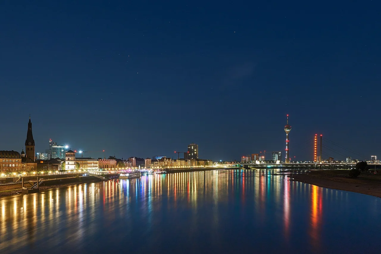 Düsseldorfer Skyline vom Rhein mit Rheinturm