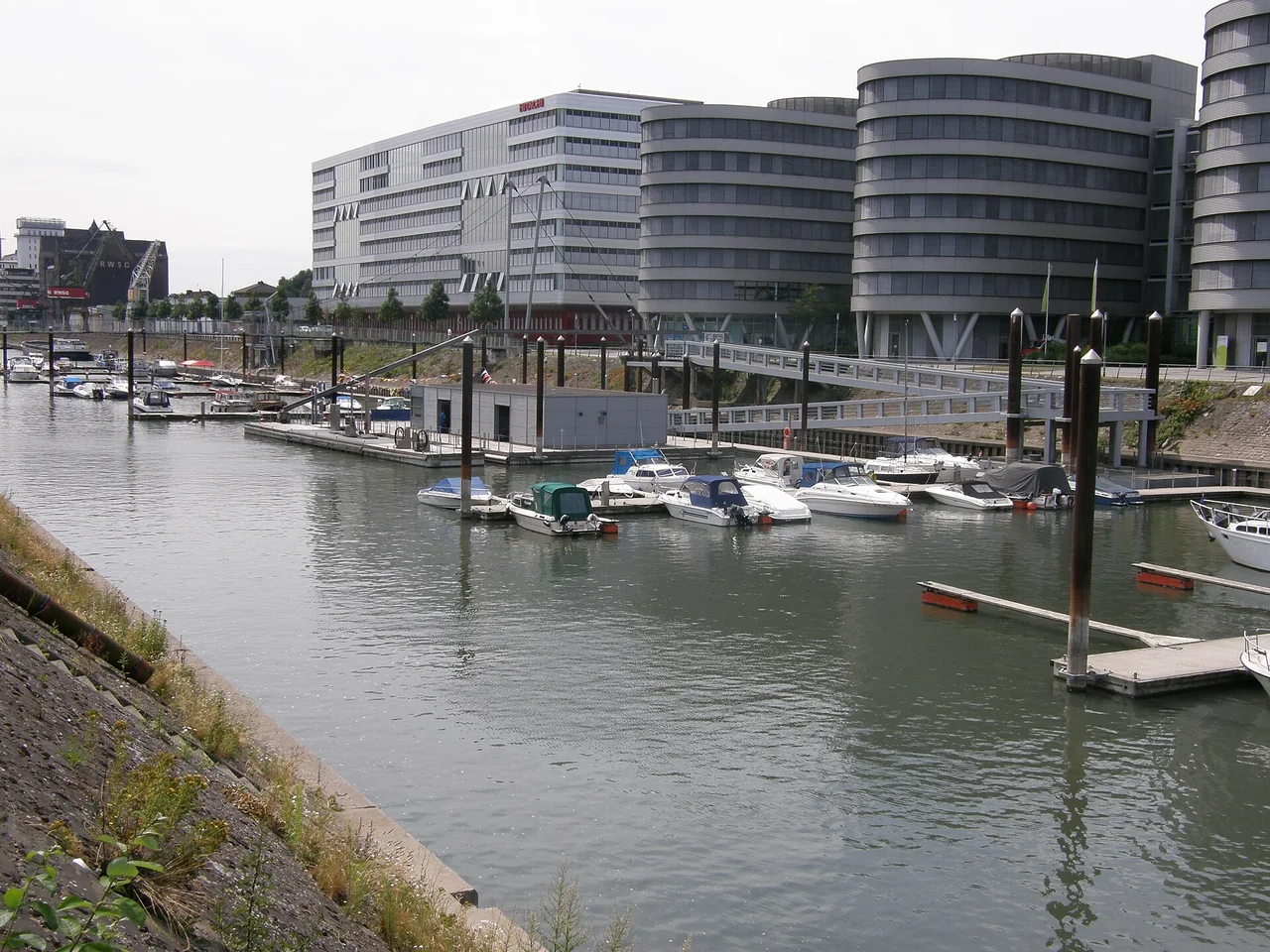 Marina und Five Boats im Innenhafen von Duisburg