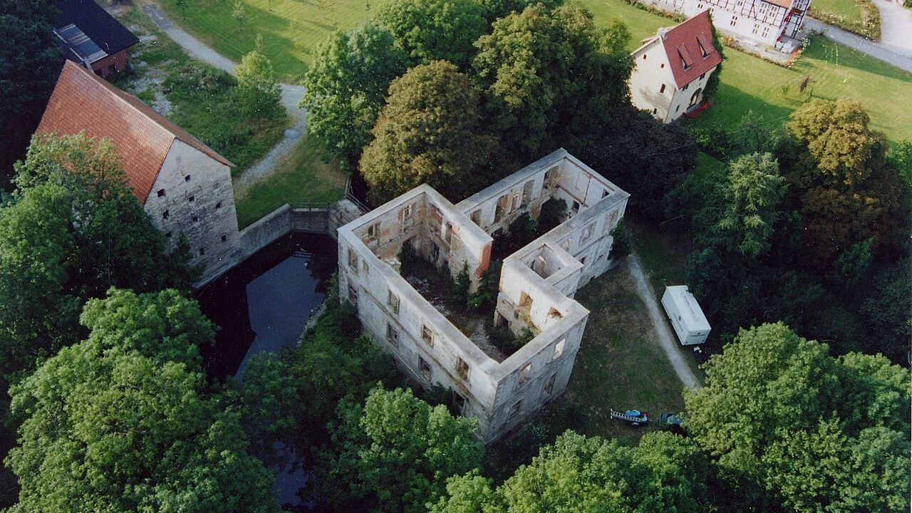 Stadtmotiv in Geseke: Schlossruine in stoermede luftaufnahme