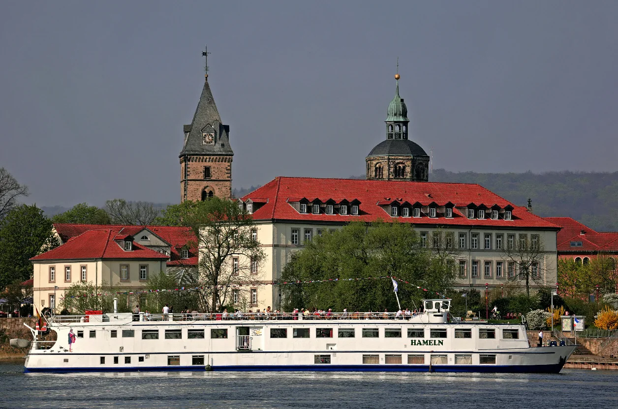 Weserufer in Hameln mit Fahrgastschiff, Hotel Stadt Hameln und Münsterkirche