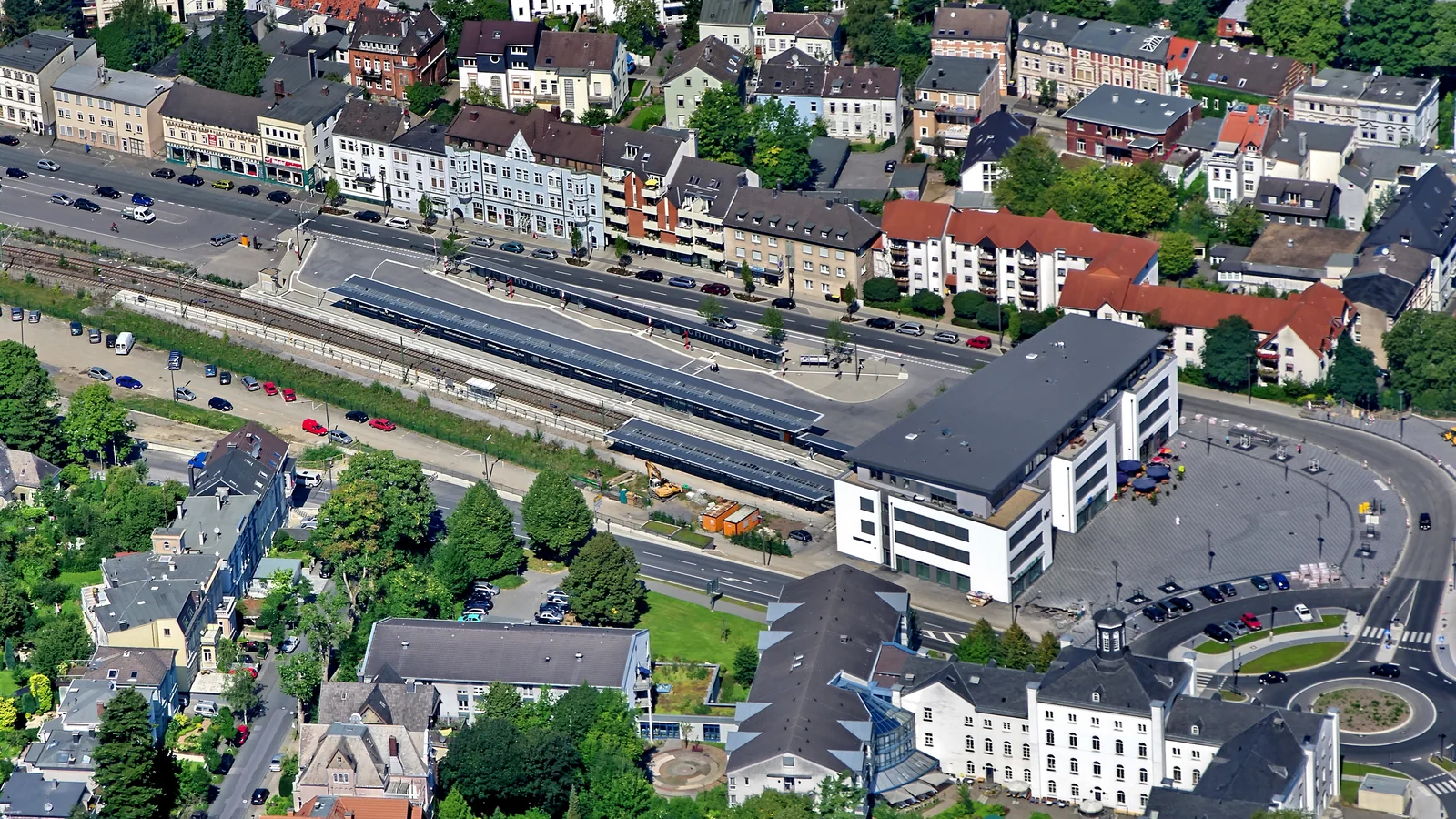 Luftaufnahme des Stadtbahnhofs und des Stadtzentrums von Iserlohn