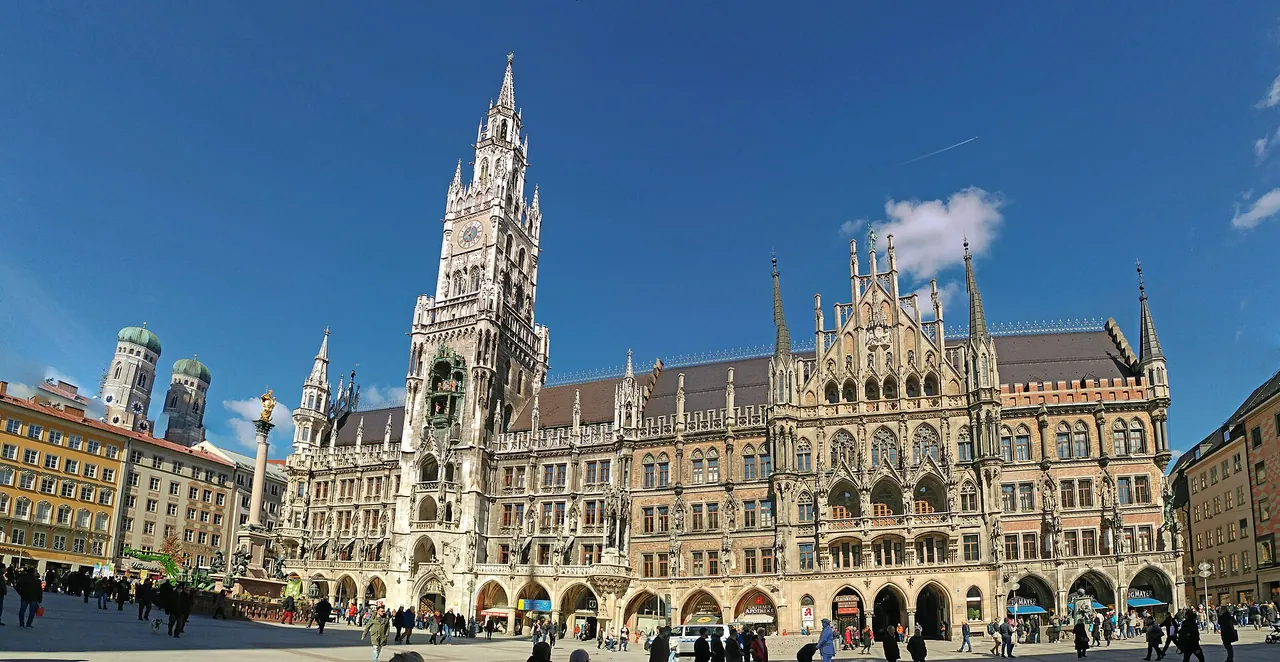 Marienplatz mit Rathaus und Frauenkirche in München