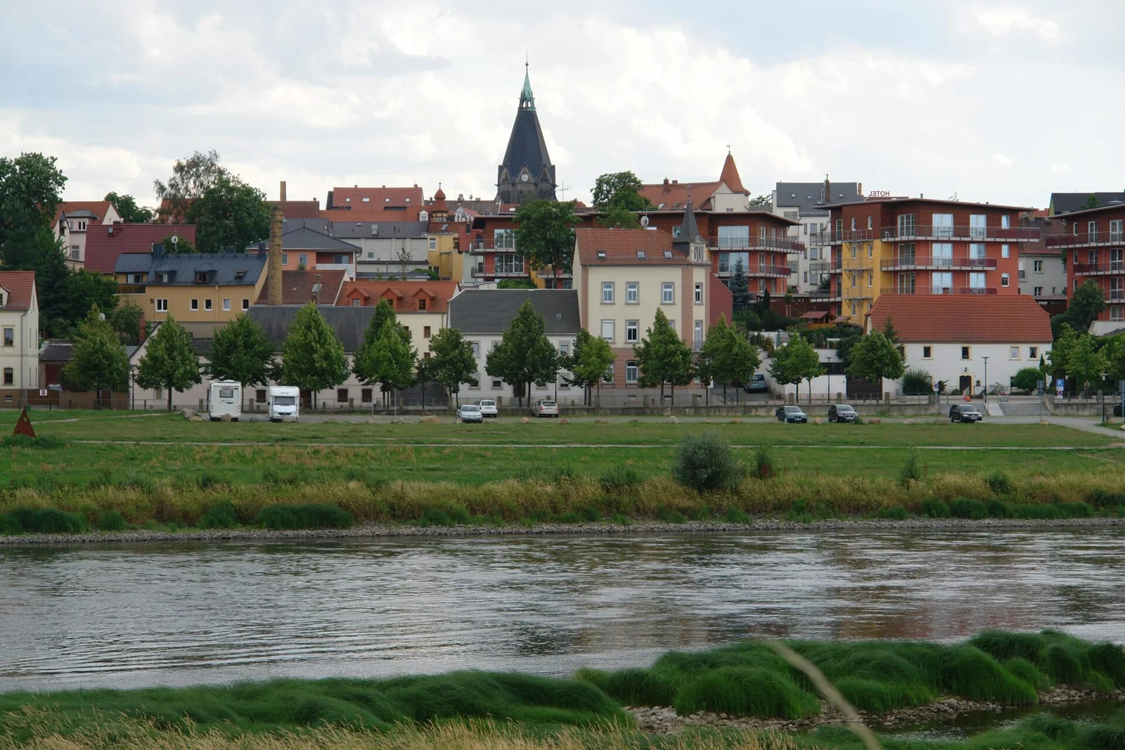 Elbansicht von Riesa mit Trinitatiskirche