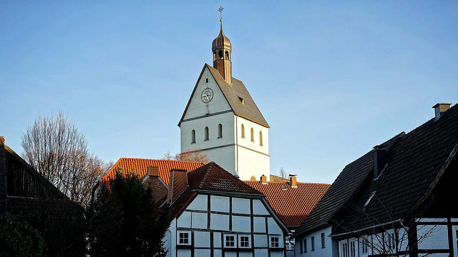Historische Straße mit St.-Johannes-Kirche in Salzkotten