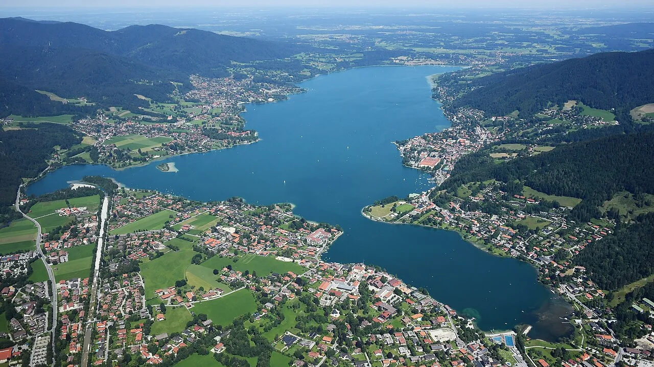 Stadtmotiv in Tegernsee: Aerial image of the Tegernsee (view from the southeast)