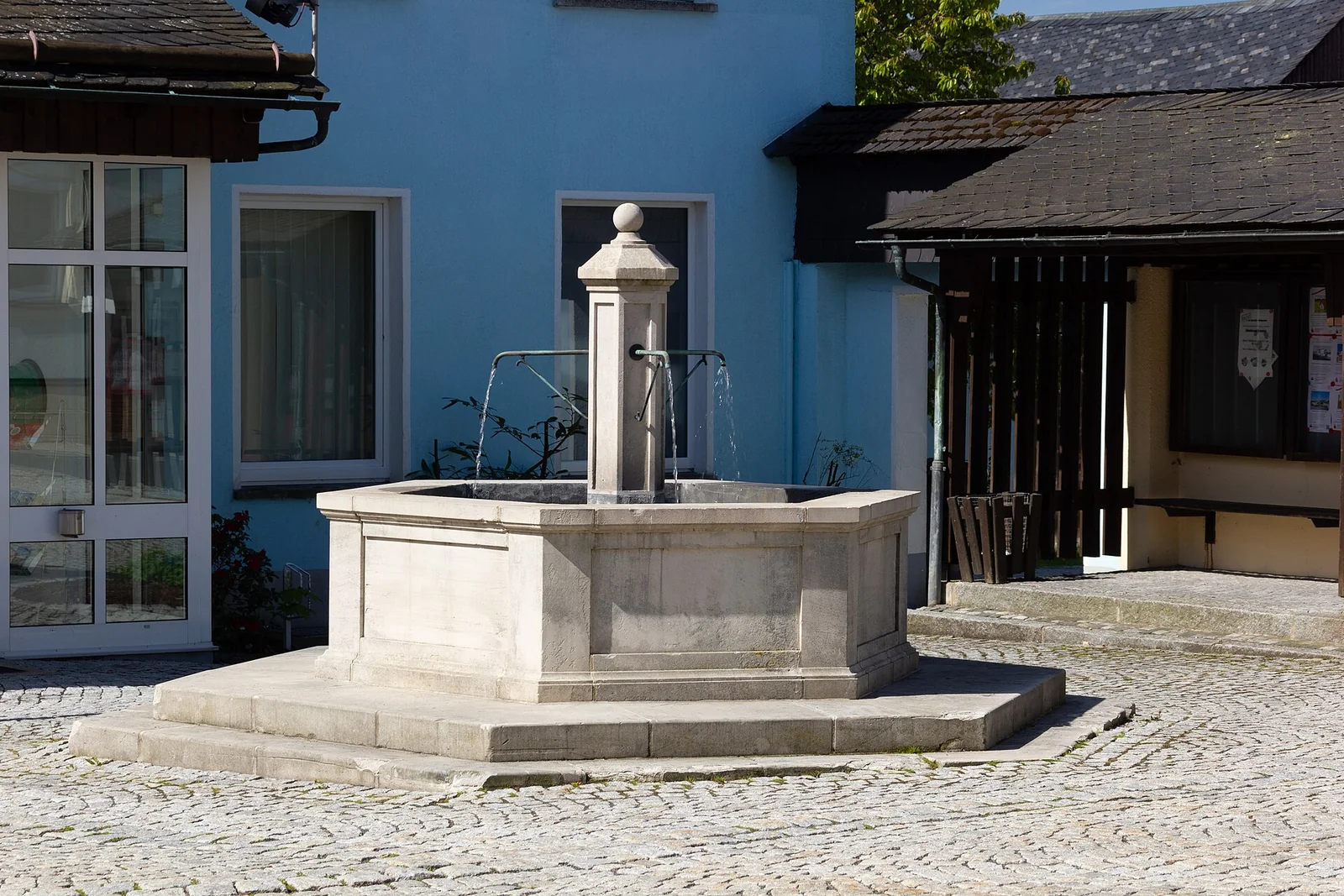 Brunnen an der Hauptstraße in Teuschnitz