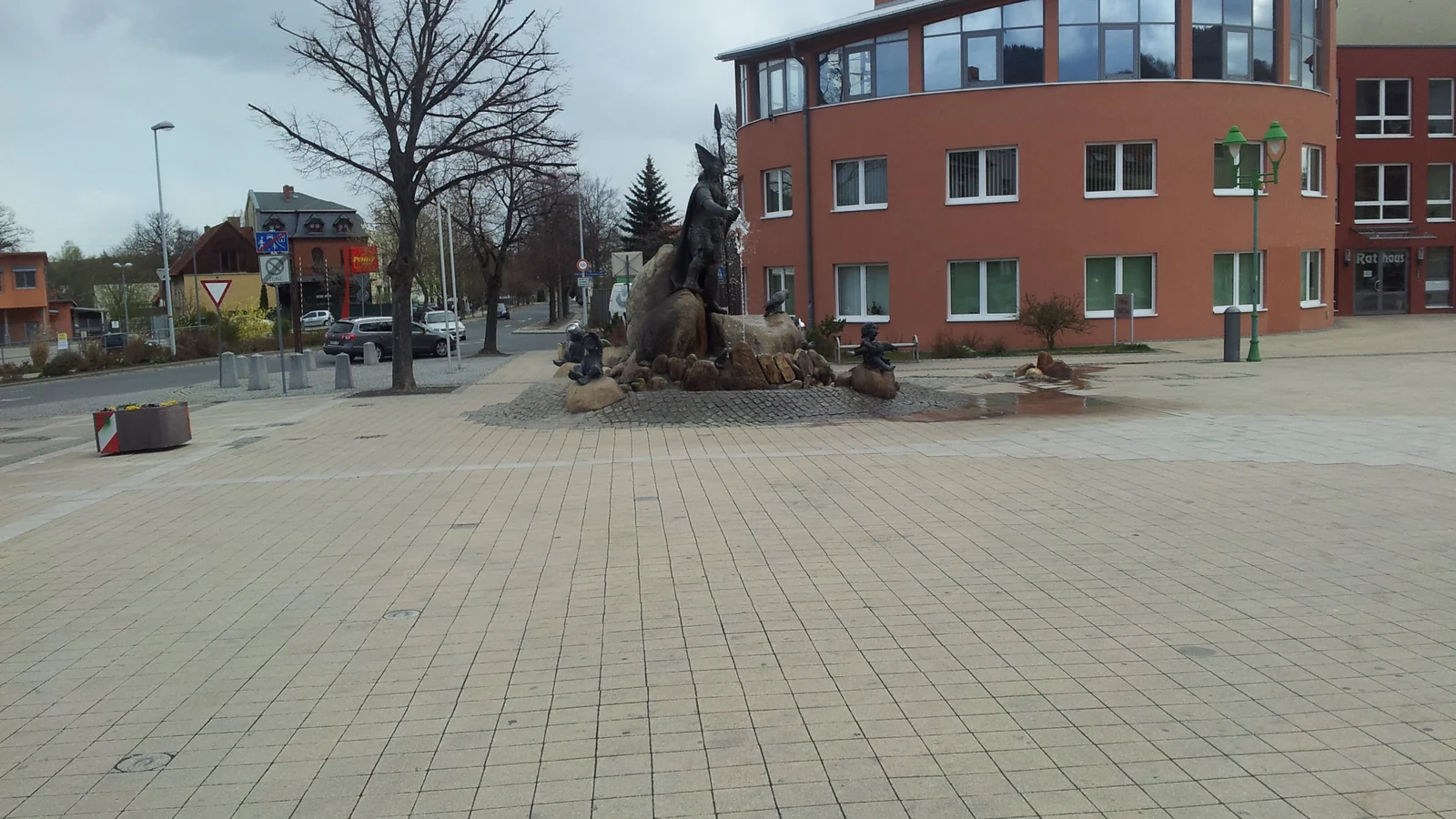 Rathaus und Stadtansicht in Thale im Harz
